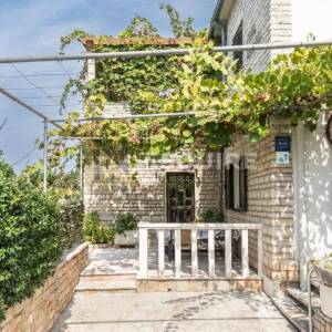 BRAČ - SUTIVAN - Kuća sa dvije stambene jedinice i bazenom - 425m2