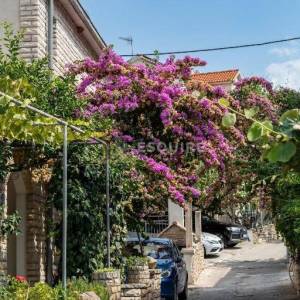 BRAČ - SUTIVAN - Kuća sa dvije stambene jedinice i bazenom - 425m2
