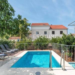 BRAČ - SUTIVAN - Kuća sa dvije stambene jedinice i bazenom - 425m2