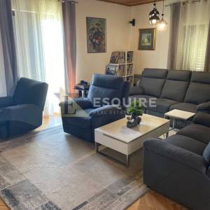 BRAČ - SUTIVAN - Kuća sa dvije stambene jedinice i bazenom - 425m2