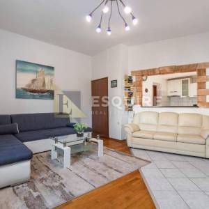 BRAČ - SUTIVAN - Kuća sa dvije stambene jedinice i bazenom - 425m2