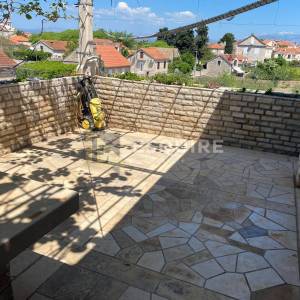 BRAČ - SUTIVAN - Kuća sa dvije stambene jedinice i bazenom - 425m2