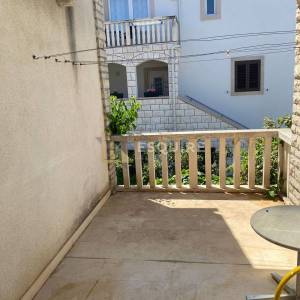 BRAČ - SUTIVAN - Kuća sa dvije stambene jedinice i bazenom - 425m2