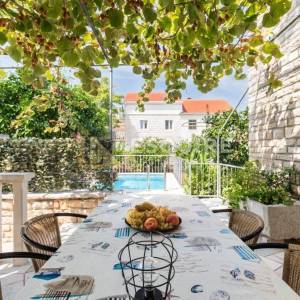 BRAČ - SUTIVAN - Kuća sa dvije stambene jedinice i bazenom - 425m2