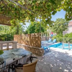 BRAČ - SUTIVAN - Kuća sa dvije stambene jedinice i bazenom - 425m2
