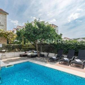 BRAČ - SUTIVAN - Kuća sa dvije stambene jedinice i bazenom - 425m2