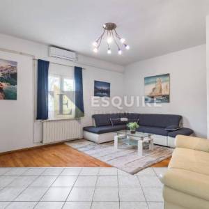 BRAČ - SUTIVAN - Kuća sa dvije stambene jedinice i bazenom - 425m2
