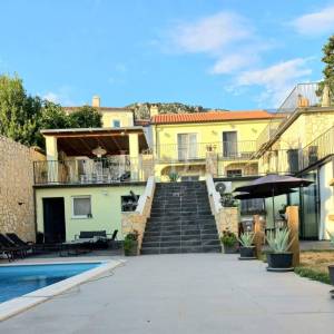 BRIBIR, apartmanska kuća sa bazeom na prostranoj okućnici