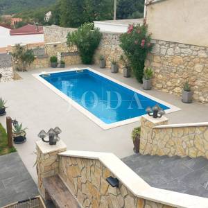 BRIBIR, apartmanska kuća sa bazeom na prostranoj okućnici