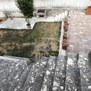 BRIBIR – NOVOUREĐENA KUĆA S DVA STANA, GARAŽOM I POGLEDOM NA MORE