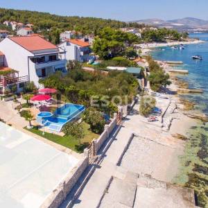 ČIOVO - SLATINE Villa u prvom redu do mora