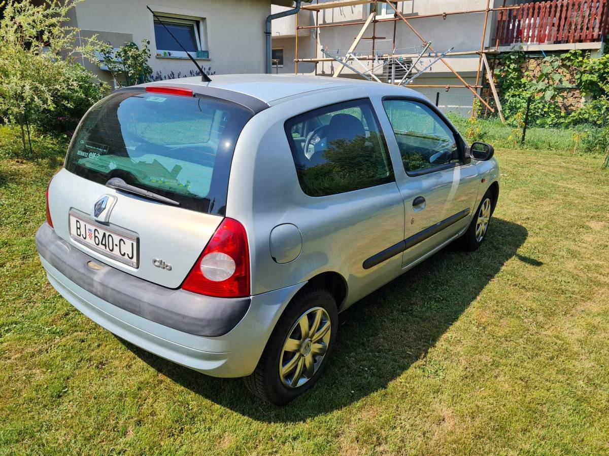 Clio 2002