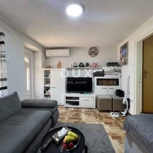 CRIKVENICA, CENTAR - potpuno obnovljena kuća s tri stambene jedinice u samom centru, 100 m od mora