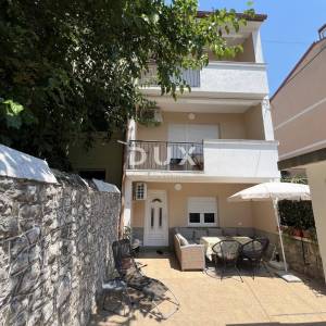 CRIKVENICA, CENTAR - potpuno obnovljena kuća s tri stambene jedinice u samom centru, 100 m od mora