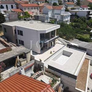 Crikvenica samostojeća kuća s bazenom i pogledom na more