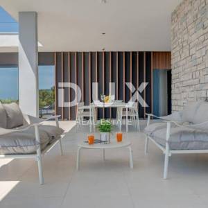 DALMACIJA, PRIMOŠTEN - Ekskluzivna dizajnerska vila s infinity bazenom i panoramskim pogledom na more
