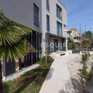 DIKLO - Dvosoban stan s vrtom 150m od mora - 131m2