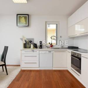 DIKLO - Dvosoban stan s vrtom 150m od mora - 131m2