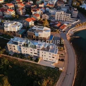 DIKLO - Dvosoban stan s vrtom i garažom 1. red do mora - 89m2