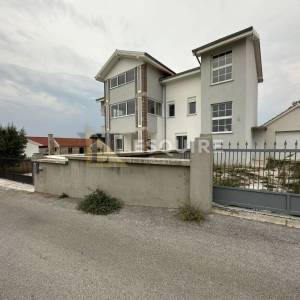 DONJA JAGODNJA - Apartmanska kuća s bazenom - 540m2