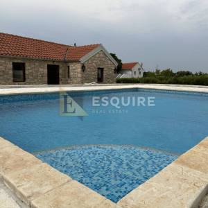 DONJA JAGODNJA - Apartmanska kuća s bazenom - 540m2