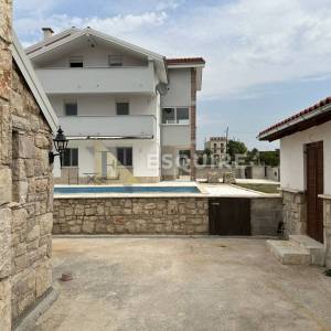 DONJA JAGODNJA - Apartmanska kuća s bazenom - 540m2