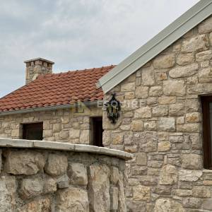 DONJA JAGODNJA - Apartmanska kuća s bazenom - 540m2