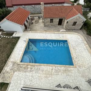 DONJA JAGODNJA - Apartmanska kuća s bazenom - 540m2
