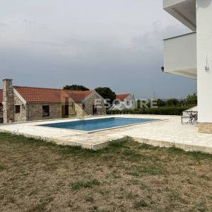 DONJA JAGODNJA - Apartmanska kuća s bazenom - 540m2