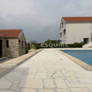 DONJA JAGODNJA - Apartmanska kuća s bazenom - 540m2