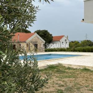 DONJA JAGODNJA - Apartmanska kuća s bazenom - 540m2