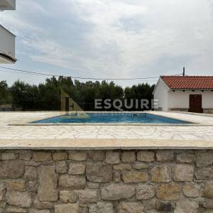 DONJA JAGODNJA - Apartmanska kuća s bazenom - 540m2