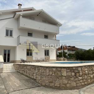 DONJA JAGODNJA - Apartmanska kuća s bazenom - 540m2