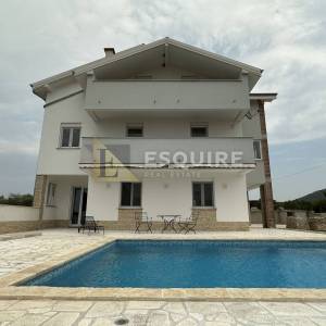 DONJA JAGODNJA - Apartmanska kuća s bazenom - 540m2