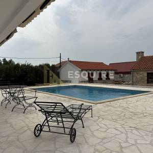 DONJA JAGODNJA - Apartmanska kuća s bazenom - 540m2