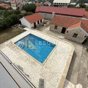 DONJA JAGODNJA - Apartmanska kuća s bazenom - 540m2