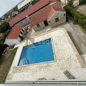 DONJA JAGODNJA - Apartmanska kuća s bazenom - 540m2