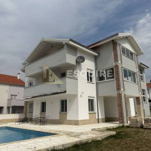 DONJA JAGODNJA - Apartmanska kuća s bazenom - 540m2