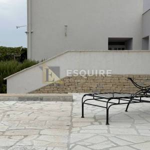 DONJA JAGODNJA - Apartmanska kuća s bazenom - 540m2