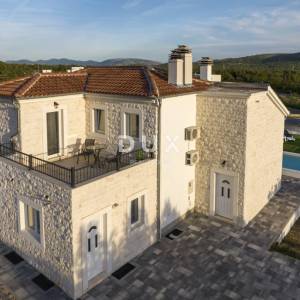Dubrava kod Šibenika, samostojeća kuća, 282 m² s bazenom