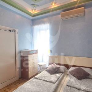 DVA STANA SA GARAŽOM NA ATRAKTIVNOJ LOKACIJI