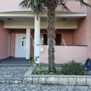 Dva stana sa parkingom u prizemlju obiteljske kuće,Labin okolica