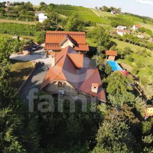 DVIJE HRASTOVE KUĆE, BAZEN, VINOGRAD I VOĆNJAK