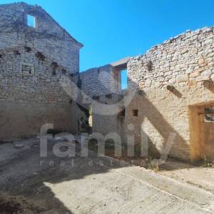 DVIJE KAMENE KUĆE VISOKOG POTENCIJALA NA MIRNOJ LOKACIJI