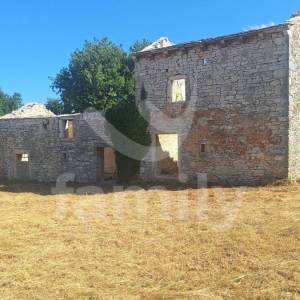 DVIJE KAMENE KUĆE VISOKOG POTENCIJALA NA MIRNOJ LOKACIJI