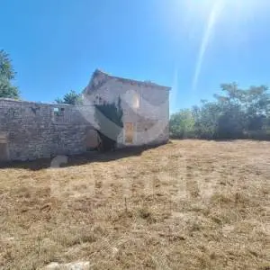 DVIJE KAMENE KUĆE VISOKOG POTENCIJALA NA MIRNOJ LOKACIJI