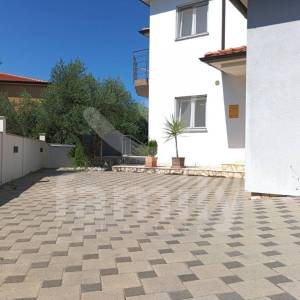 EKSKLUZIVNA PRODAJA - ELEGANTNA KUĆA NA MIRNOJ LOKACIJI