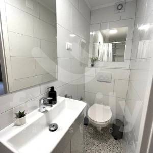 EKSKLUZIVNO NOVOUREĐENA KAMENA KUĆA SA DVA APARTMANA