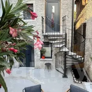 EKSKLUZIVNO NOVOUREĐENA KAMENA KUĆA SA DVA APARTMANA