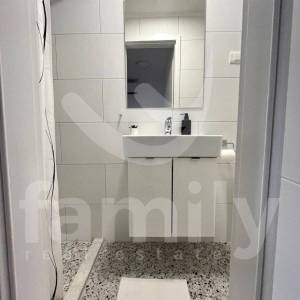 EKSKLUZIVNO NOVOUREĐENA KAMENA KUĆA SA DVA APARTMANA